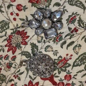 Elegant Silver Pendant Necklace